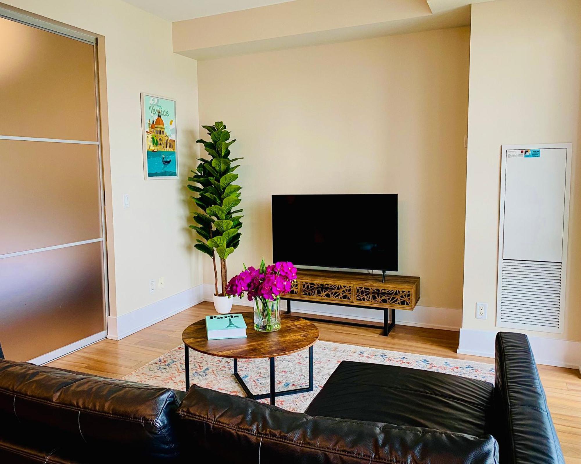 Central Toronto Suite - Free Parking, City Views, Near Cn Tower Εξωτερικό φωτογραφία